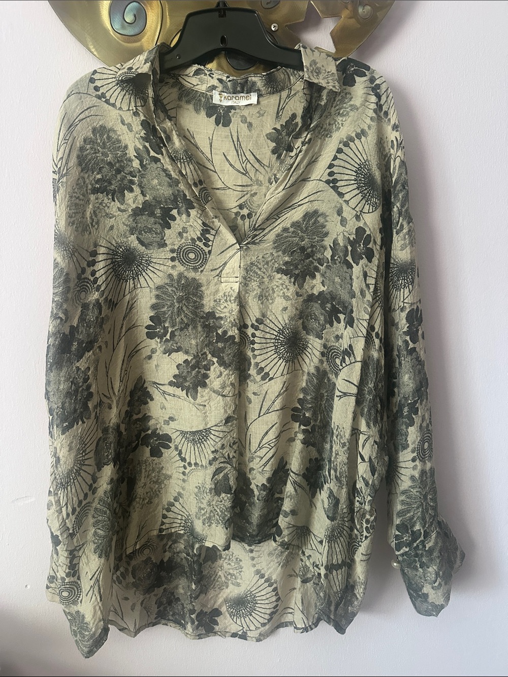 Floral V-Neck Tunic in Beige and Black